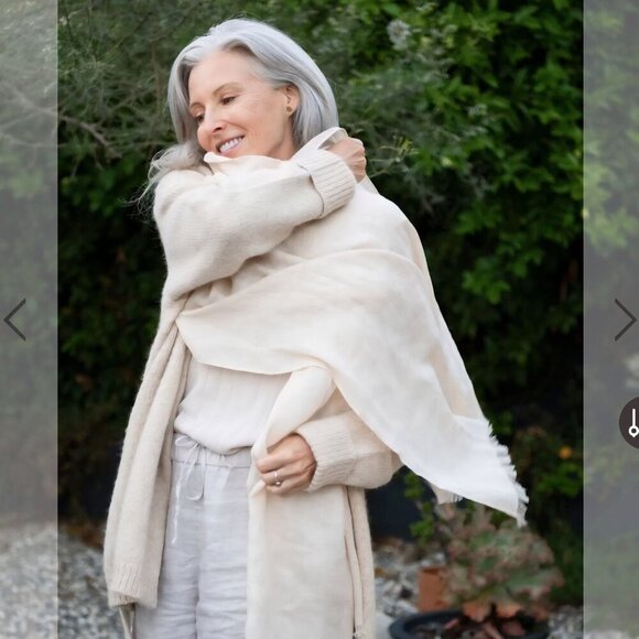 Pure Collection 100% Linen White Quiet Luxury Scarf/Wrap Size 80"x32" - Picture 3 of 5